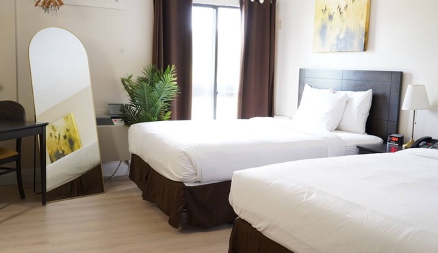 Double Queen Bachelor Suite with free breakfast on the Niagara Gorge