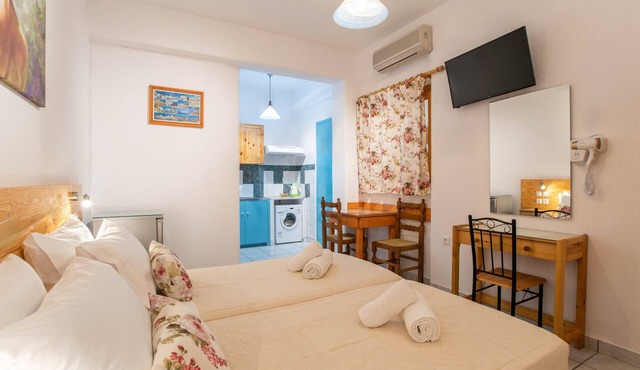 Double Room Semi Basement 23 met Parikia Near center