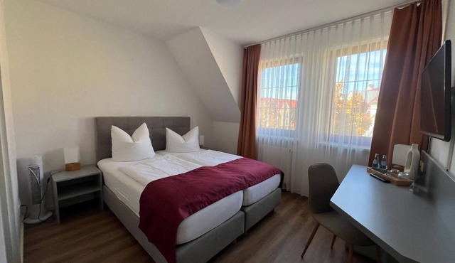 Double room street side, WC/shower - Pension am Markt
