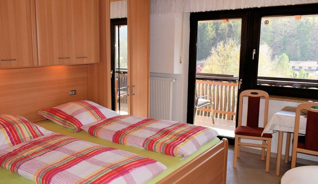 Double room with balcony (shared shower/WC) - Gästehaus Grau