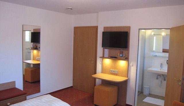 Double room with air conditioning, shower and WC