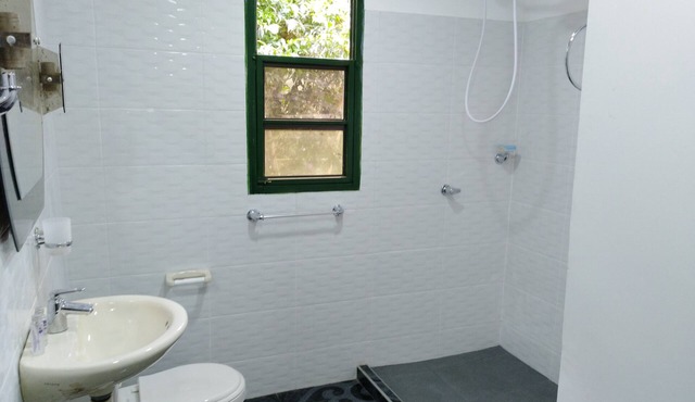 Double room with private bathroom and view of the river and the mountain