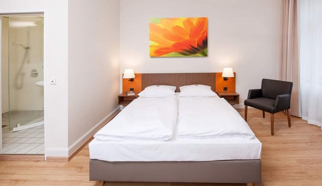 Double room with queen-size bed