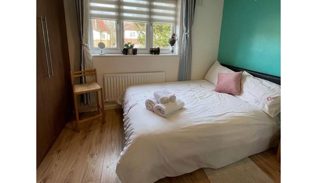 Double Room with shared bathroom by Richmond Park and Wimbledon Common