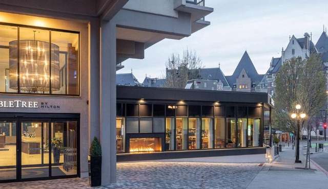 DoubleTree by Hilton Hotel & Suites Victoria