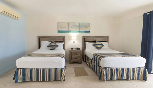 Dover Beach and Turtle Beach Tour! 4 Kid-friendly Units w/Balcony! FREE Parking