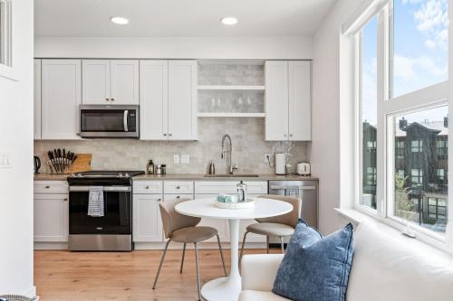 Downtown Luxury 1BD- Pool Spa Bowl Golf Gym Parkng