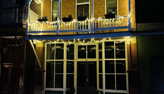 DOWN ON MAIN - a charming historic apartment in the heart of Eureka Springs