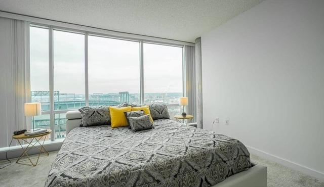 Downtown 2BR Apartment near Convention Center by RedAwning