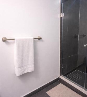 Downtown 2BR Condo Sleeps 4 walk to St Lawrence