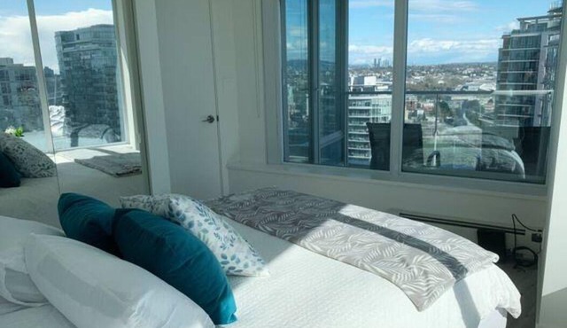 Downtown 3br/2ba+Views+Skytrain+Free Parking