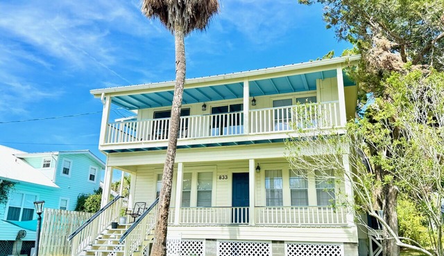 Downtown Apartment Half Block to Sunsets on Water