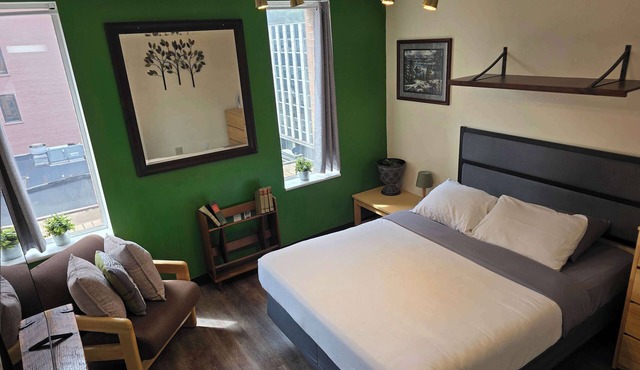 Downtown Apt | Queen Bed + 60” Smart TV