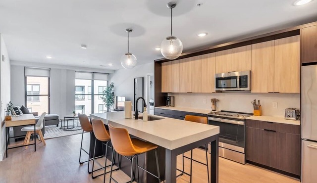 Downtown Apt Steps from Dining-3 beds