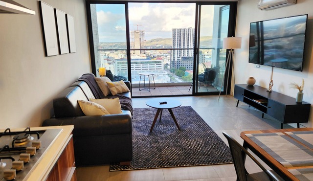 Downtown Apt with Balcony City View, Gym & Lounge, 11th Floor