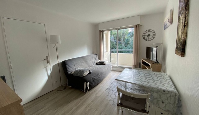 Downtown Arcachon: Cozy T2 with Balcony, Private Parking, Walk to Shops & Beaches