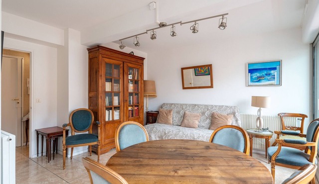 "Downtown Arcachon - T2 Apt w/Balcony, Parking, Steps to Beach, Shops & Train"