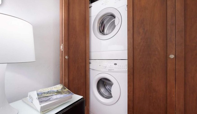 Downtown Aspen! Full Kitchen, Comfy Bed, Quiet, Parking! Professionals Welcome!
