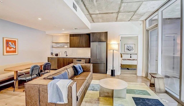 Downtown Austin Luxe condo w/private balcony - rooftop pool & gym