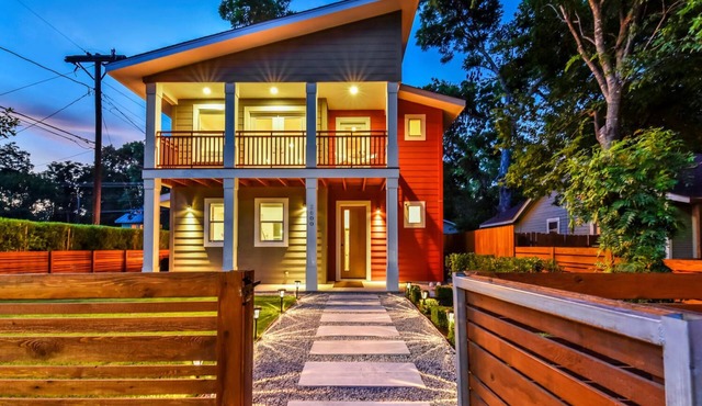 Downtown Austin Luxury House with Hot Tub + Golf Green + Fire Pit +Patio Misters
