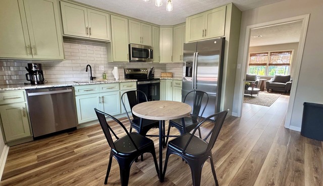 Downtown Bardstown. 2 BLOCKS FROM KBF! 2 KING BEDS WALK TO EVERYTHING!