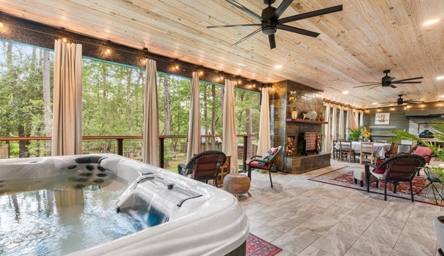 Downtown & Beach accessible Hot Tub Firepit large yard