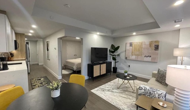 Downtown bright & cozy 1 BR with 6 appliances