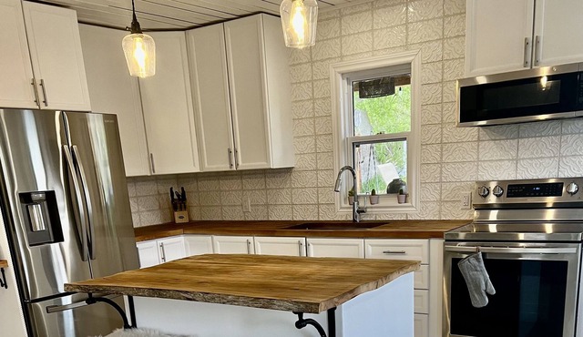 Downtown Calabogie vacation getaway. Walking distance to so much ! w/Hottub