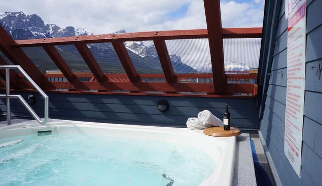 Downtown Canmore Vacation Retreat with Roof-top Hot Tub