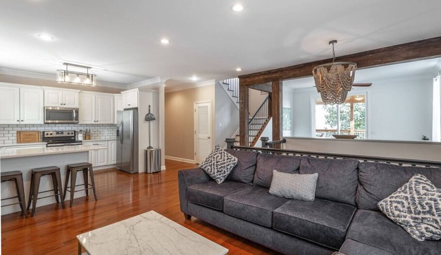 Downtown Chatt | Sleeps 17 | Game Room +Huge Deck