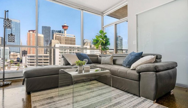 Downtown Chic Retreat | Elegant + Free Parking