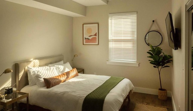 Downtown, contemporary, 2 bedroom, Roof Terrace! 4A