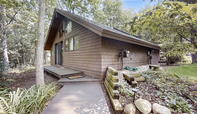 Downtown cottage with nearby beach access, a grill, deck, & washer/dryer
