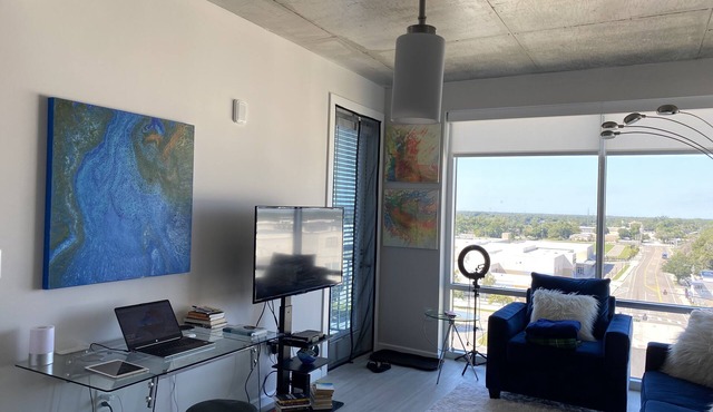 Downtown: Creative 1-Bedroom in Stylish High rise