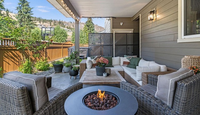 Downtown District & Knox Mountain & 5 min Walk to Beach, Hot Tub & Covered Patio