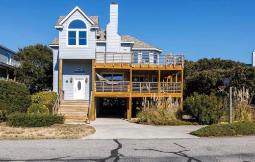 Downtown Duck Resort Perks Ocean Views & Hot Tub
