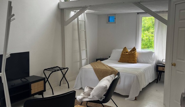 Downtown Elora Private Getaway - Lofty Haven