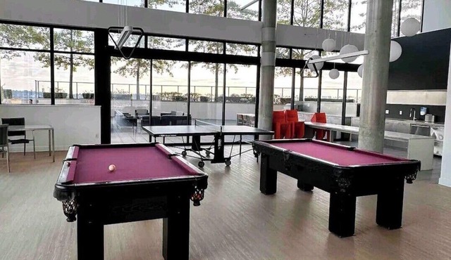 Downtown Escape – Walk to Cruise Ships & BC Place | 3 Comfy Beds