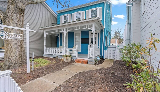 Downtown Flat Walk to Dining & Shops Sleeps 4