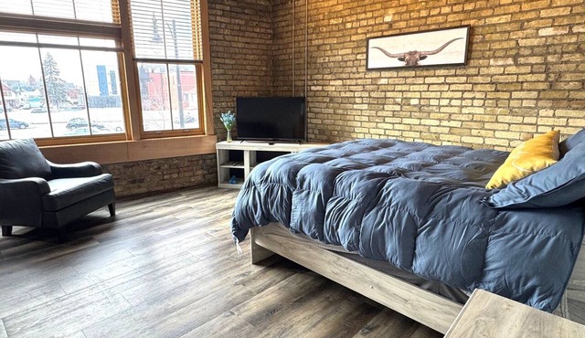 Downtown Former Warehouse Charm! Pets welcome!