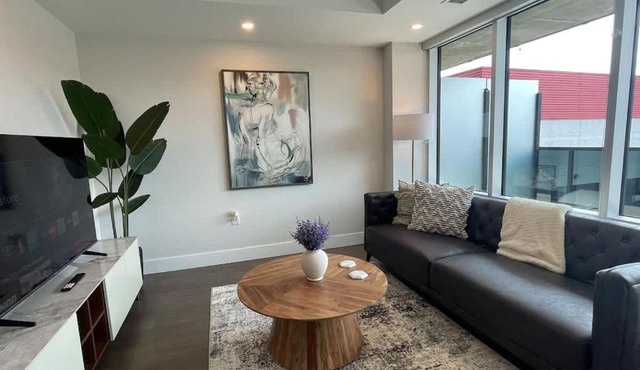 Downtown Halifax bright & modern 1 Bedroom