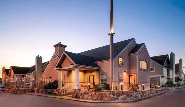 Downtown Haven w/Kitchen and Complimentary Breakfast | Outdoor Pool Access