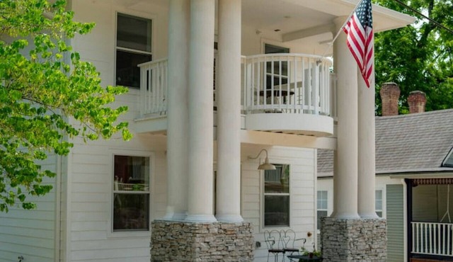 Downtown! Historic Loop Entire Home Free Parking