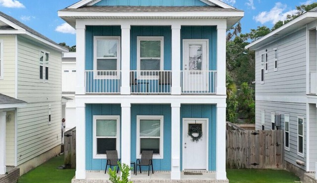 Downtown home + bay views + seafood market