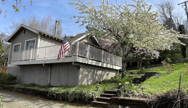Downtown home, large deck, short walk to the heart of Hood River! Pet Friendly!
