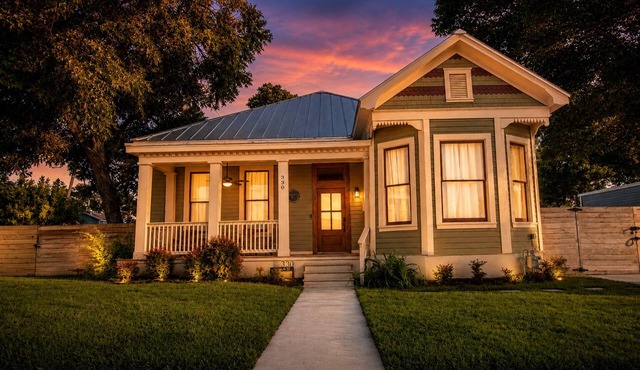 Downtown home with enclosed backyard, deck, streaming, washer/dryer, central AC