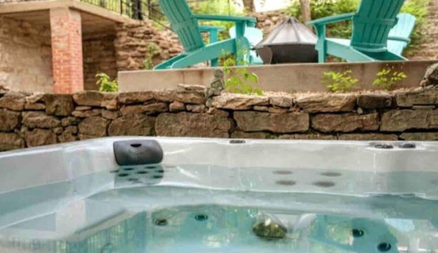 Downtown+HotTub+Wifi+FreeParking @151 Spring Ste C