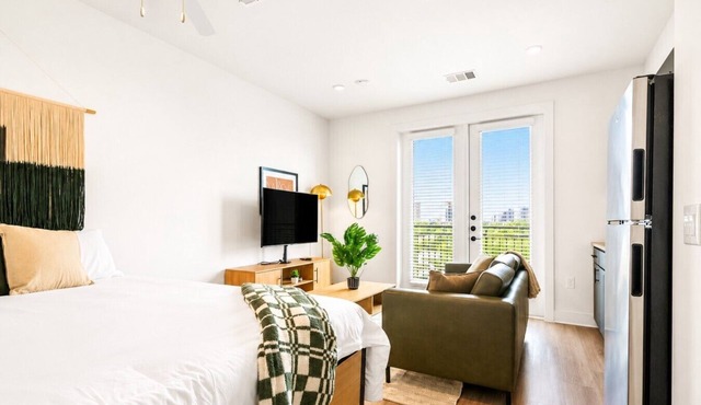 Downtown Houston | Studio | Shared Pool & Gym