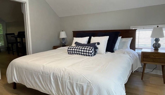 Downtown King Bed Suite- Very Walkable- Flexible Cancellation