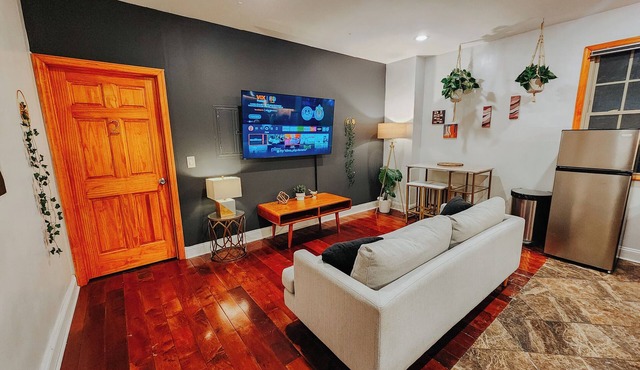 Downtown/King Bed/2 En-Suite Bathrooms/65"TV